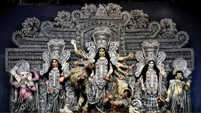 Idol made by Kolkata’s most prominent and frequent award-winning artist – Pradip Rudra Pal