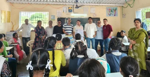 Donation of Long Note Books, Prithviraj Hindi Vidyalaya (Madhyamik), Thane