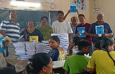 Donation of Long Note Books, Prithviraj Hindi Vidyalaya (Madhyamik), Thane